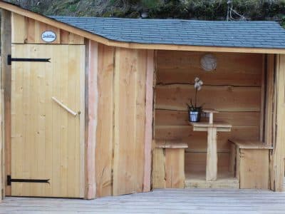 Cabane en bois avec une terrasse, idéale pour un séjour insolite en Auvergne-Rhône-Alpes.