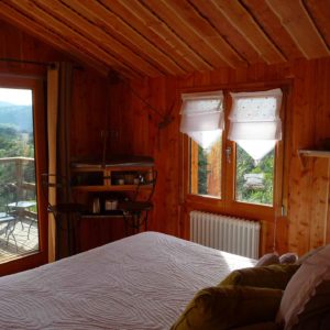 Chalet en bois chaleureux avec vue sur les montagnes, idéal pour un séjour relaxant.