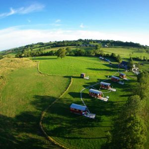 Hébergements insolites en Auvergne, cabanes en bois entourées de verdure.