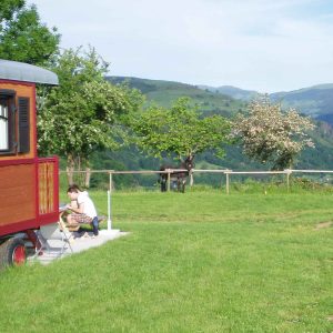 Charmante roulotte en Auvergne, avec vue sur les collines verdoyantes.
