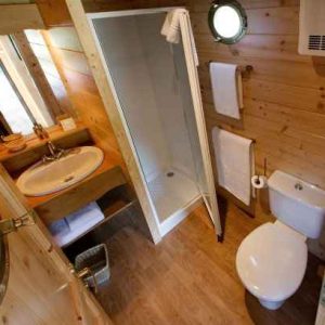 Salle de bain moderne dans un hébergement insolite en bois en Auvergne.