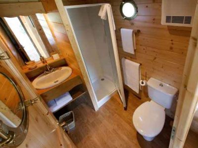 Salle de bain moderne dans un hébergement insolite en bois en Auvergne.