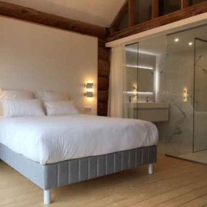 Chalet moderne en Aquitaine, avec lit confortable et salle de bain en verre.