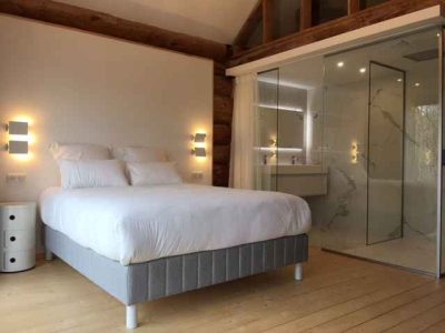 Chalet moderne en Aquitaine, avec lit confortable et salle de bain en verre.