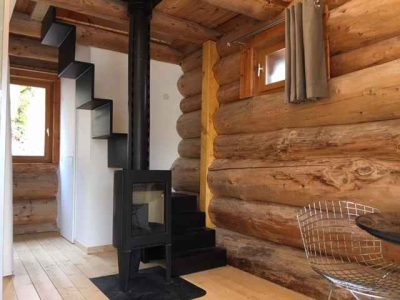 Cabane en bois dans lAquitaine, avec un poêle moderne et des escaliers en colimaçon.