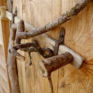 Hébergement insolite en bois dans le Grand-Est, avec des détails en branches naturelles.