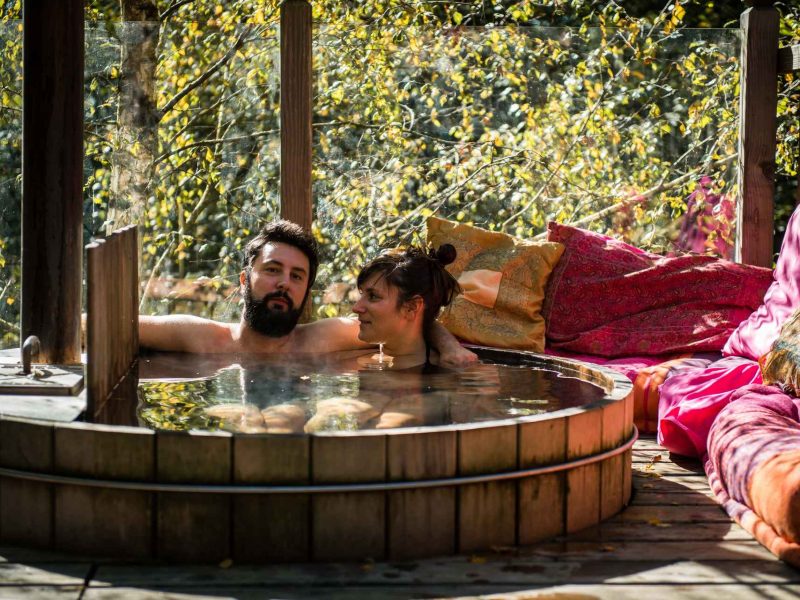 Hébergement insolite en Aquitaine : baignoire en bois, ambiance romantique et nature.