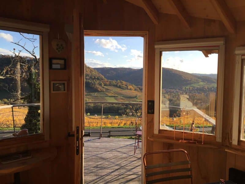 Cabane en bois avec vue panoramique sur les collines et vignobles environnants.