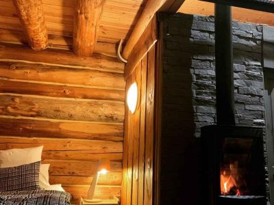 Chalet en bois chaleureux avec cheminée, situé en Aquitaine. Ambiance cocooning garantie.