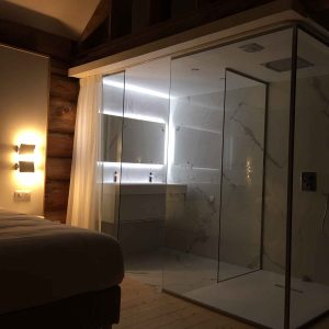 Hébergement insolite en Aquitaine : chambre moderne avec douche en verre et éclairage LED.