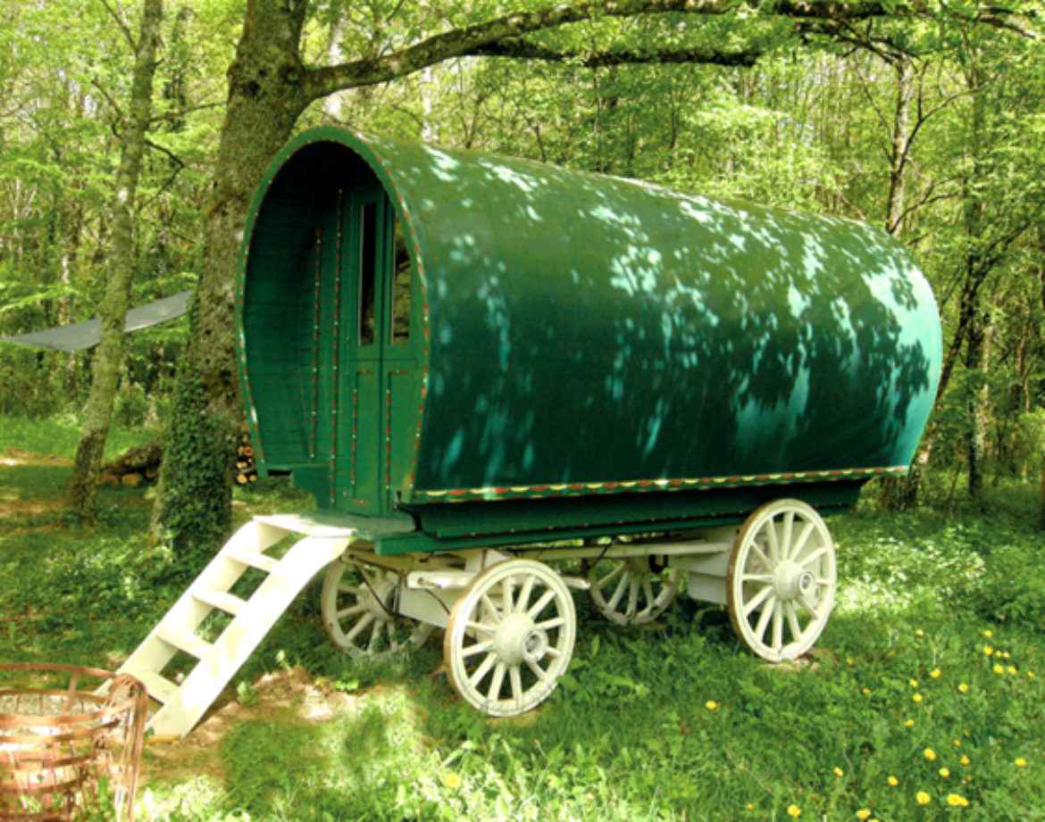 Charmante roulotte verte en pleine nature, idéale pour un séjour insolite en Bourgogne.