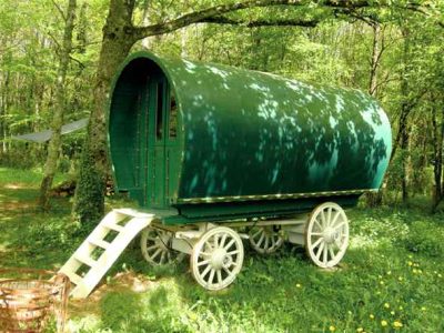 Charmante roulotte verte en pleine nature, idéale pour un séjour insolite en Bourgogne.