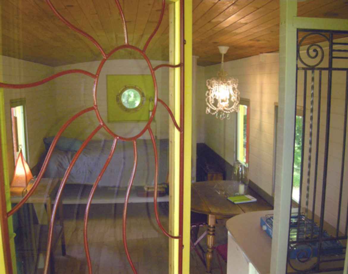 Hébergement insolite en Bourgogne : cabane lumineuse avec un lustre élégant.