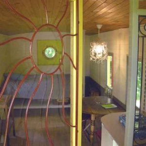 Hébergement insolite en Bourgogne : cabane lumineuse avec un lustre élégant.