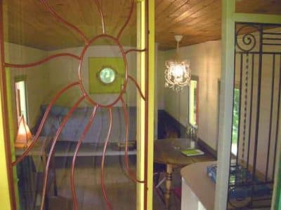 Hébergement insolite en Bourgogne : cabane lumineuse avec un lustre élégant.