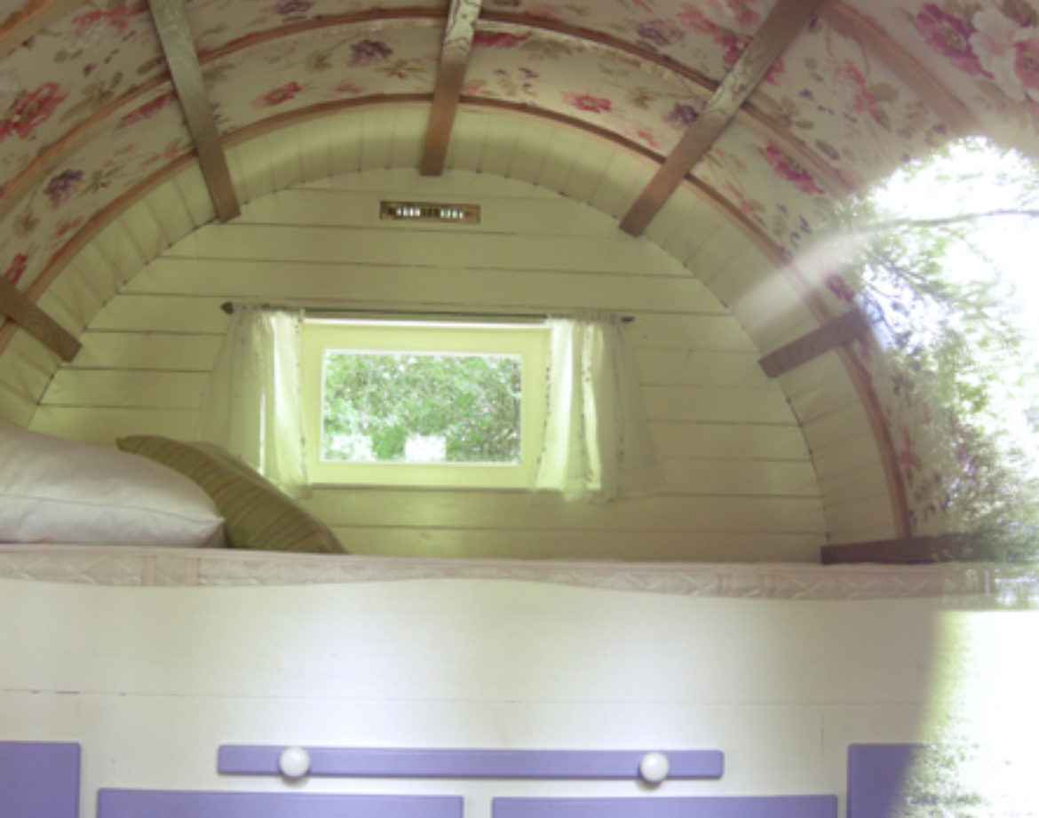 Hébergement insolite en Bourgogne : roulotte avec un intérieur fleuri et lumineux.