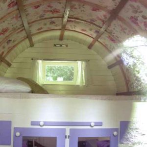 Hébergement insolite en Bourgogne : roulotte avec un intérieur fleuri et lumineux.