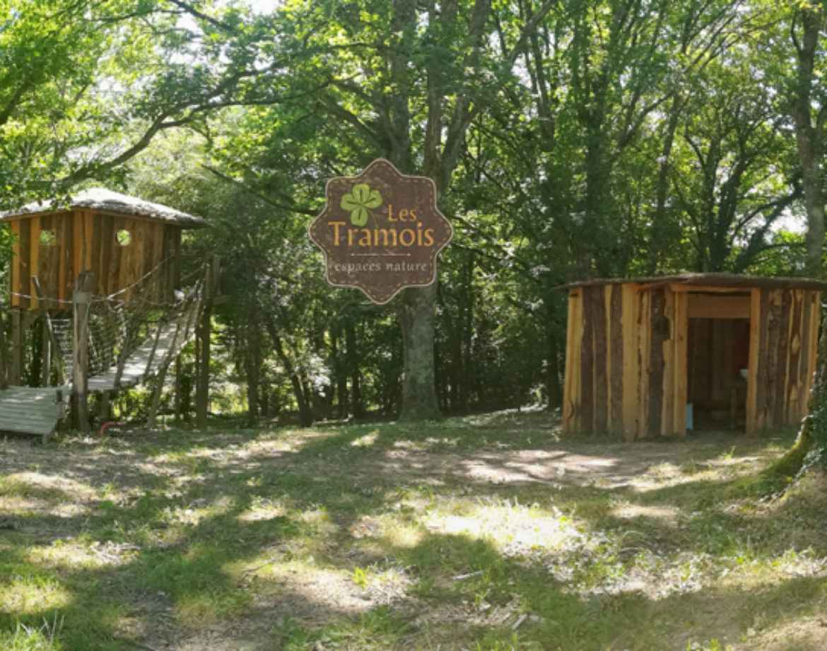 Cabane perchée en Bourgogne, entourée darbres verdoyants et paisibles.
