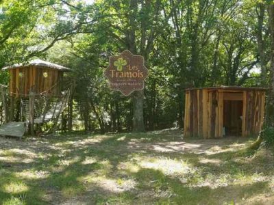 Cabane perchée en Bourgogne, entourée darbres verdoyants et paisibles.