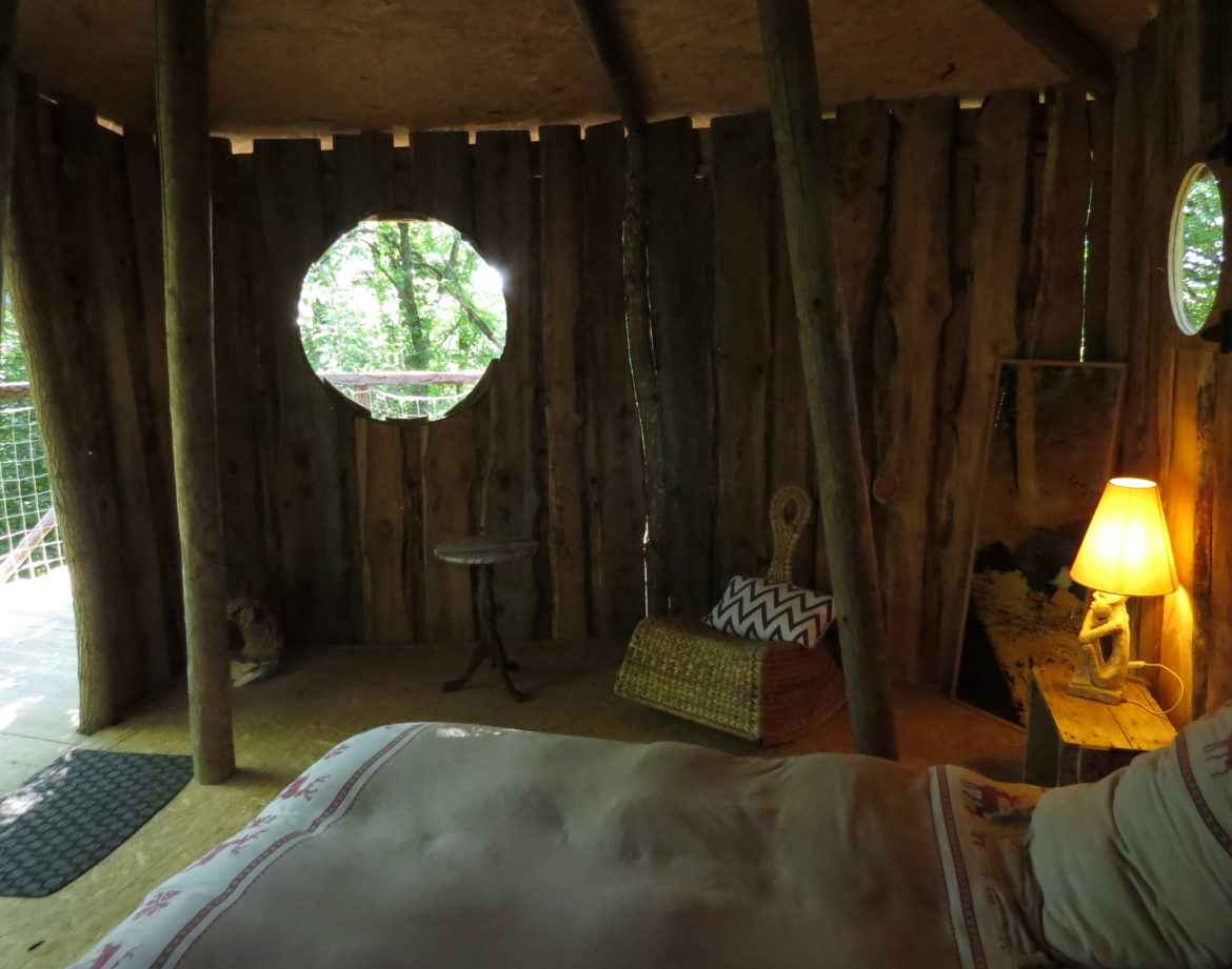 Cabane en bois à Bourgogne, avec fenêtres rondes et décoration chaleureuse.