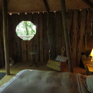 Cabane en bois à Bourgogne, avec fenêtres rondes et décoration chaleureuse.