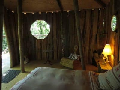 Cabane en bois à Bourgogne, avec fenêtres rondes et décoration chaleureuse.