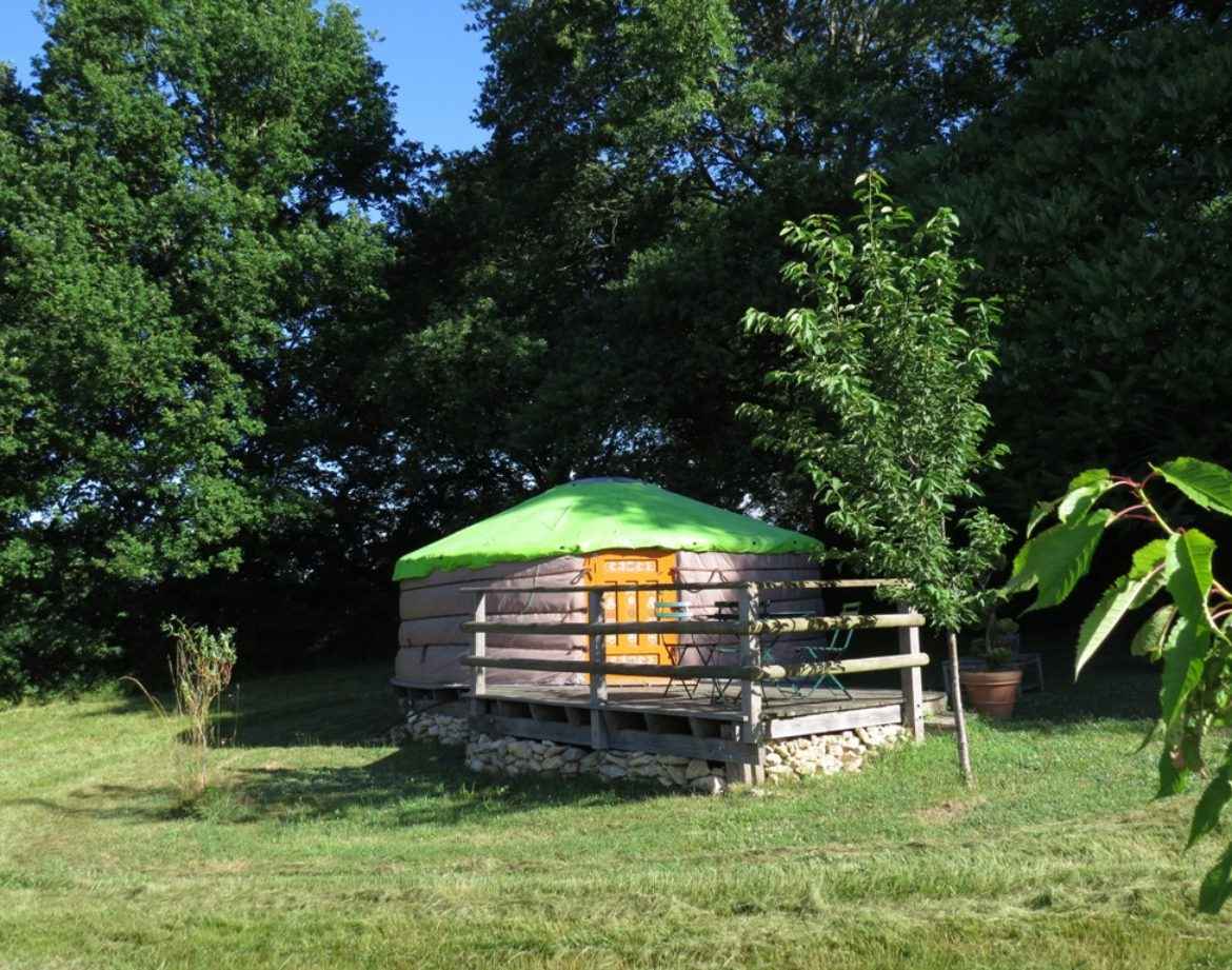 Yourte colorée avec terrasse, nichée dans la verdure de Bourgogne. Séjour insolite.