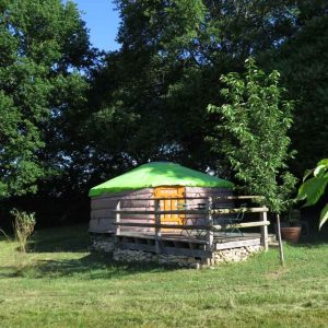 Yourte colorée avec terrasse, nichée dans la verdure de Bourgogne. Séjour insolite.
