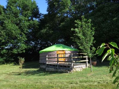 Yourte colorée avec terrasse, nichée dans la verdure de Bourgogne. Séjour insolite.