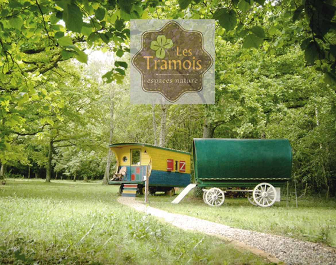 Roulotte colorée nichée dans la verdure, idéale pour un séjour insolite en Bourgogne.