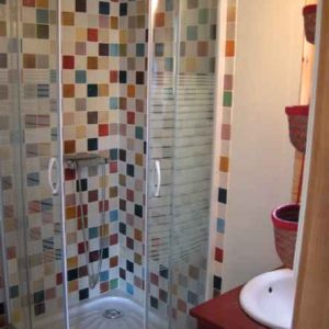 Douche colorée dans un hébergement insolite en Bourgogne, ambiance chaleureuse.