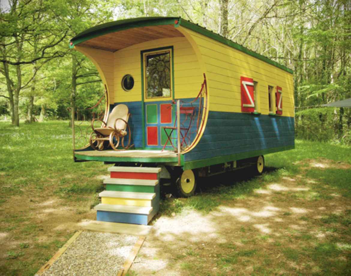 Charmante roulotte colorée, nichée dans la verdure de Bourgogne.