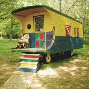 Charmante roulotte colorée, nichée dans la verdure de Bourgogne.