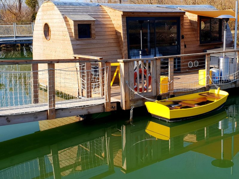 Hébergement insolite en Bourgogne : cabane flottante avec un petit bateau jaune.