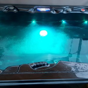 Jacuzzi relaxant dans un hébergement insolite en Bourgogne, éclairage apaisant.