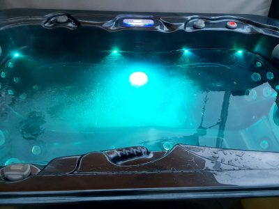 Jacuzzi relaxant dans un hébergement insolite en Bourgogne, éclairage apaisant.