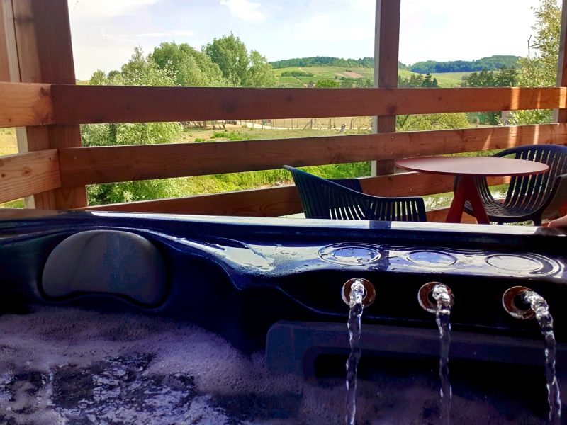 Hébergement insolite en Bourgogne avec jacuzzi et vue panoramique sur la nature.