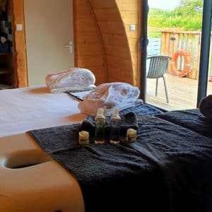 Chalet sur leau avec vue, lit douillet et espace bien-être aménagé.