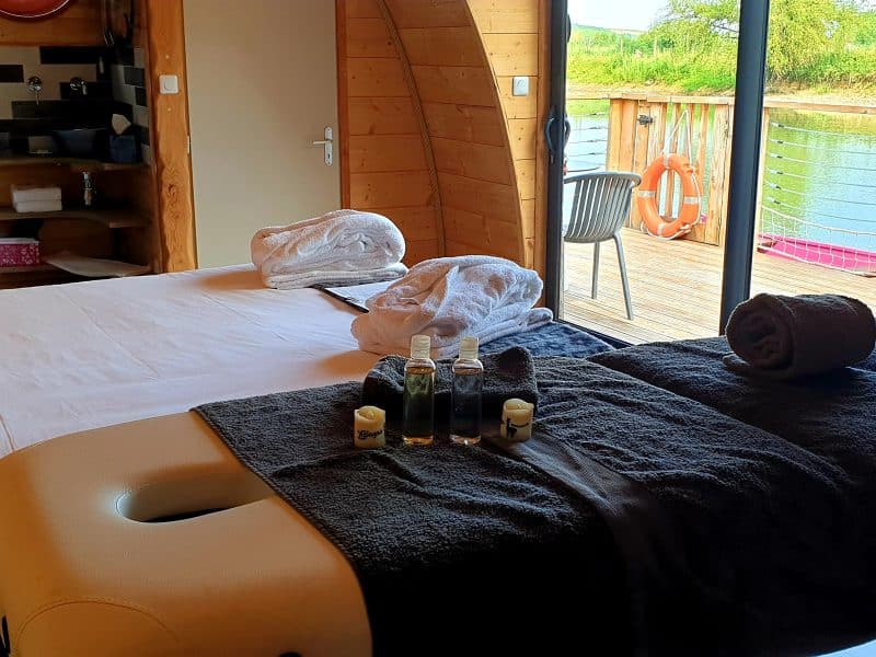 Chalet sur leau avec vue, lit douillet et espace bien-être aménagé.