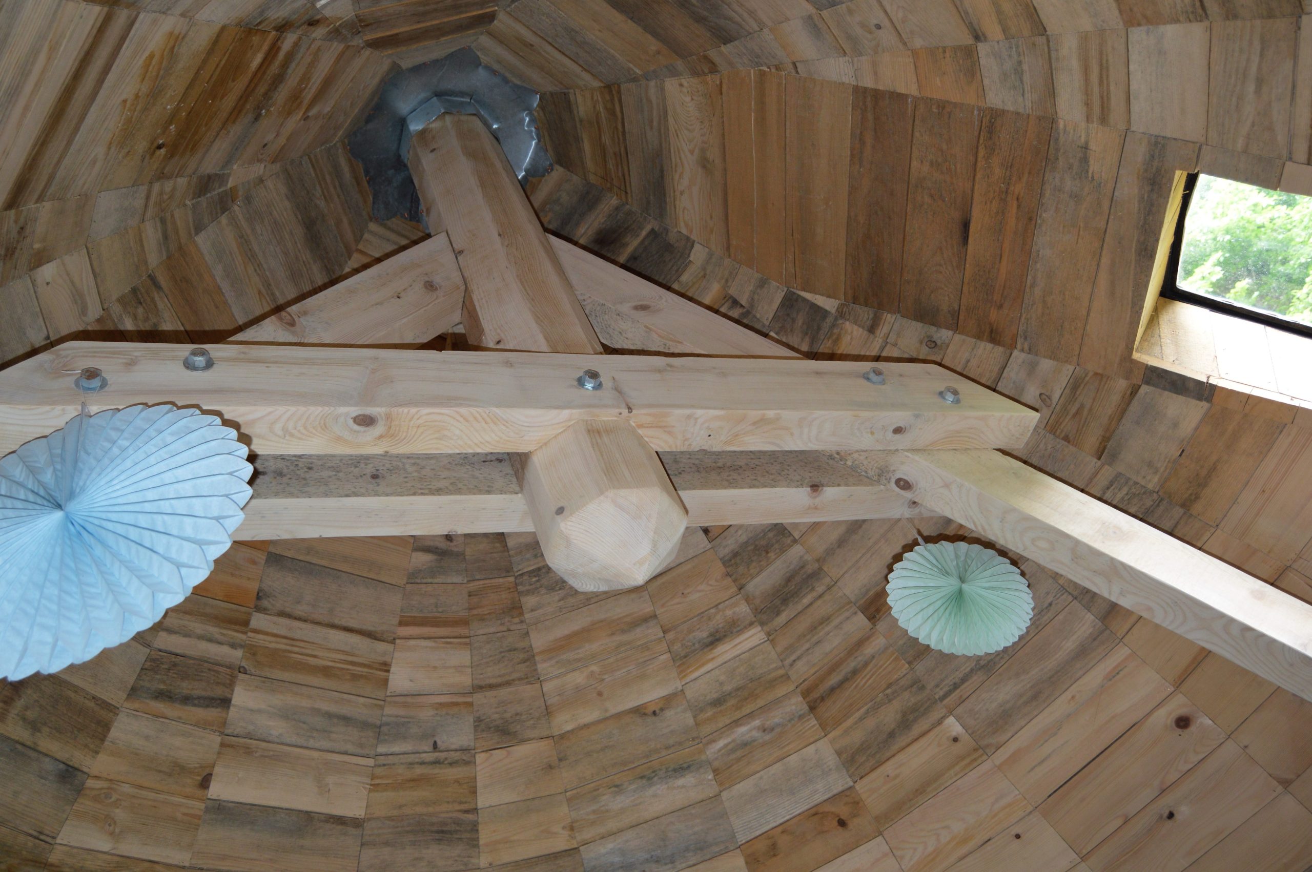 DSC_0343 Intérieur dun hébergement insolite en bois à Midi-Pyrénées, avec un plafond en forme de cône.