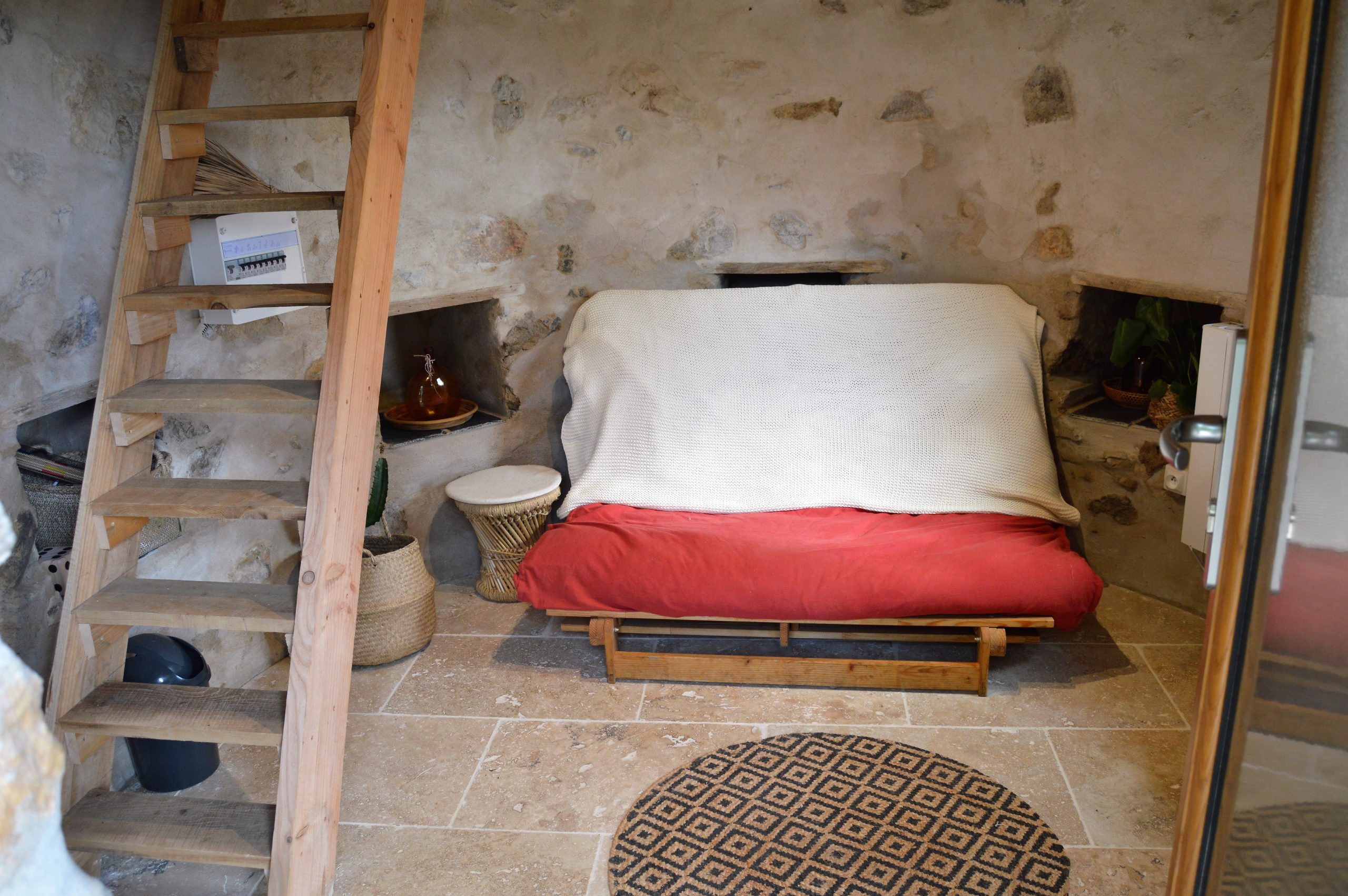DSC_0374 Hébergement insolite en Midi-Pyrénées : intérieur chaleureux avec un canapé-lit et une échelle en