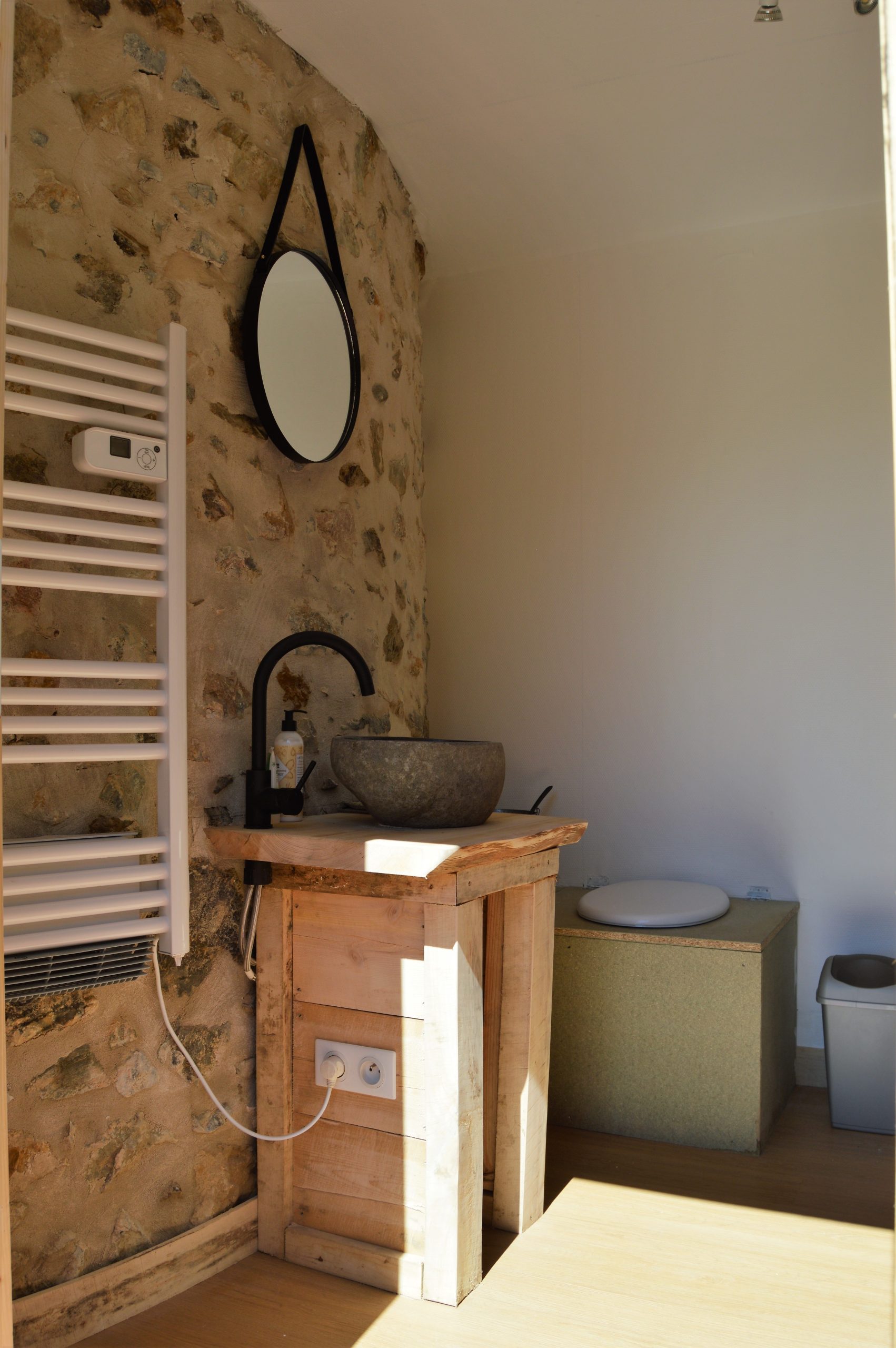 DSC_0489 Salle de bain dun hébergement insolite en Midi-Pyrénées, avec un lavabo en pierre.