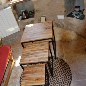 Hébergement insolite en Midi-Pyrénées avec tables en bois et décoration chaleureuse.