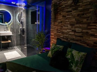 Hébergement insolite en Provence-Alpes-Côte dAzur, chambre moderne avec douche vitrée.