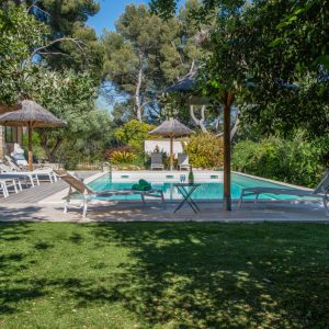 Hébergement insolite en Provence-Alpes-Côte dAzur avec piscine et chaises longues ombragées.