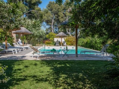 Hébergement insolite en Provence-Alpes-Côte dAzur avec piscine et chaises longues ombragées.