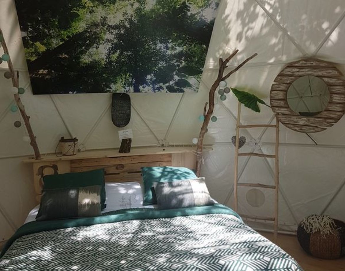 Dôme transparent en Languedoc-Roussillon, lit douillet avec vue sur la nature.