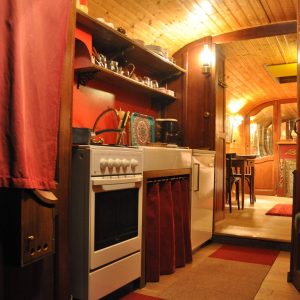 Hébergement insolite : un charmant roulotte avec cuisine équipée et ambiance chaleureuse.