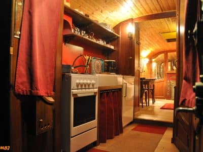 Hébergement insolite : un charmant roulotte avec cuisine équipée et ambiance chaleureuse.