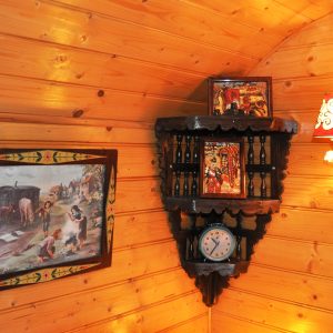 Hébergement insolite en bois, avec des décorations vintage et une lumière chaleureuse.